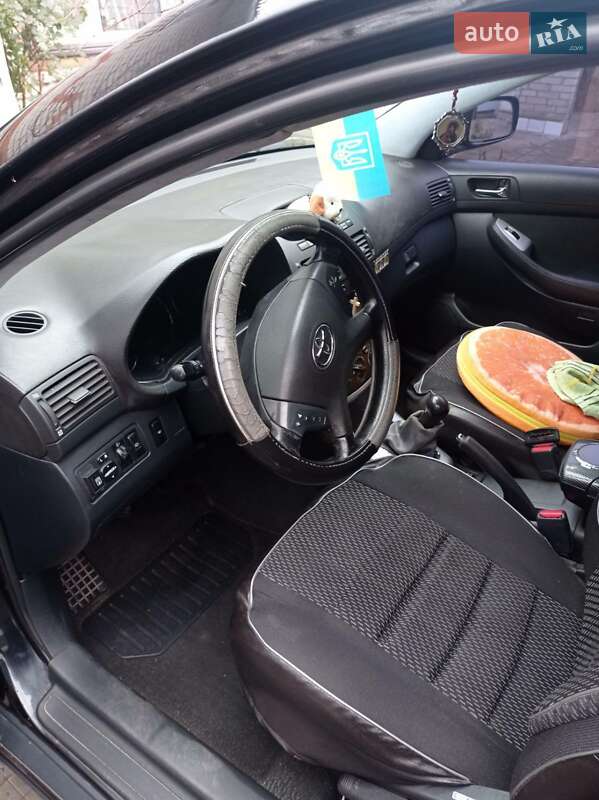 Седан Toyota Avensis 2003 в Ахтырке