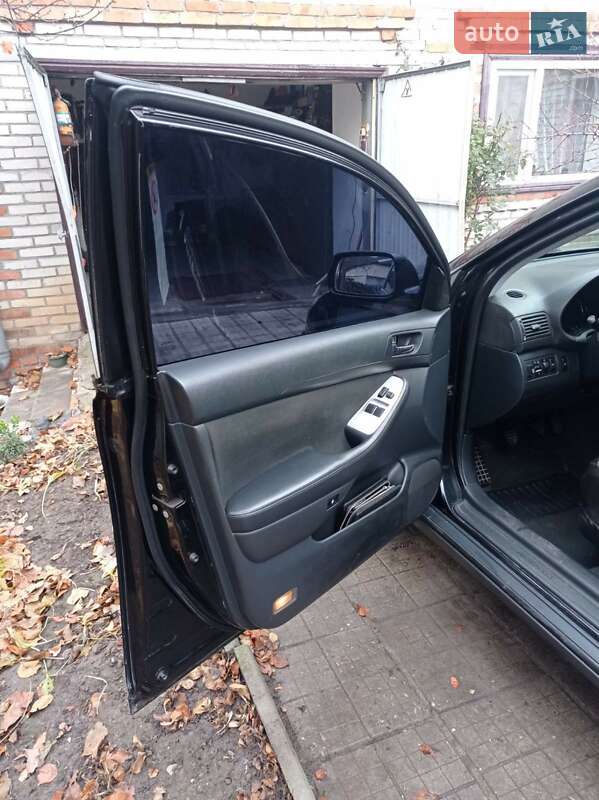 Седан Toyota Avensis 2003 в Ахтырке