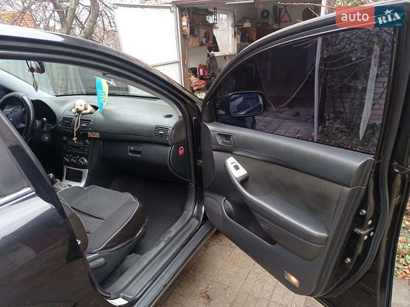 Седан Toyota Avensis 2003 в Ахтырке