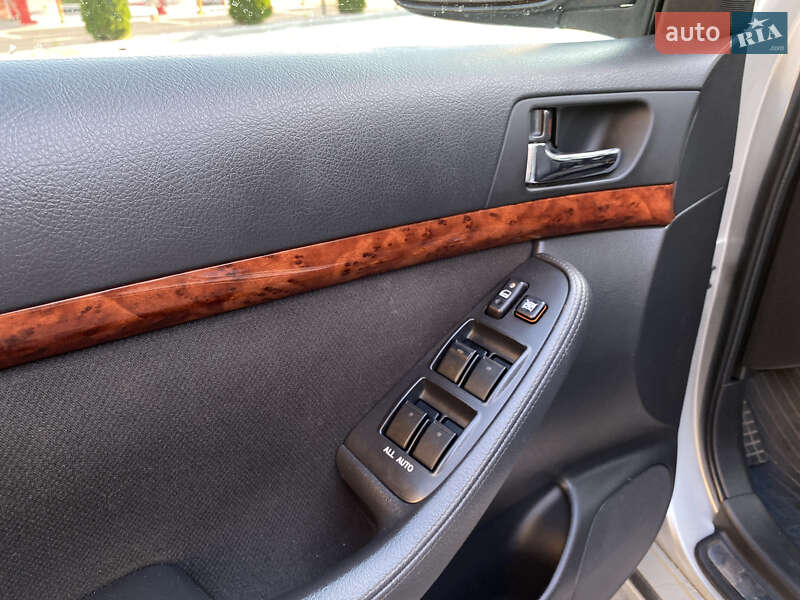 Седан Toyota Avensis 2004 в Виннице