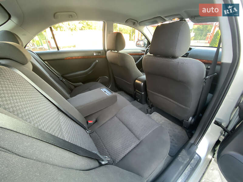 Седан Toyota Avensis 2004 в Виннице