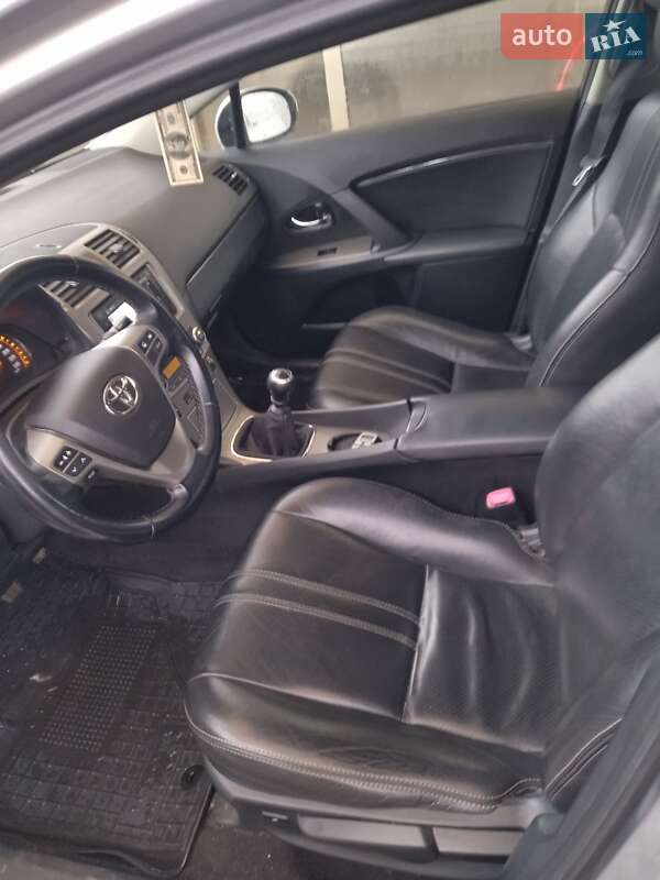 Универсал Toyota Avensis 2011 в Любешове