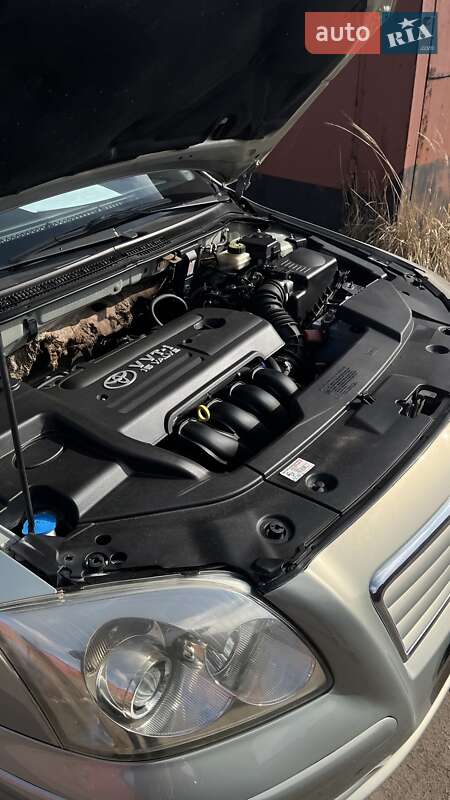 Седан Toyota Avensis 2005 в Львові