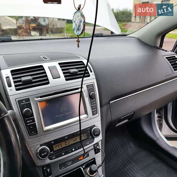 Седан Toyota Avensis 2012 в Пирятині