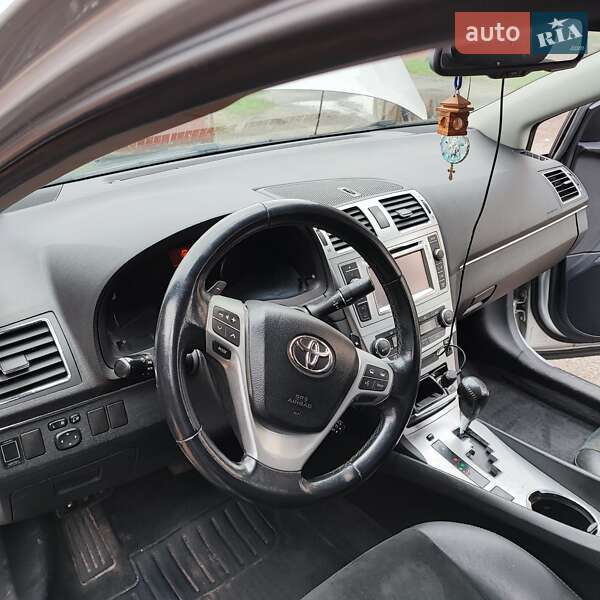 Седан Toyota Avensis 2012 в Пирятині