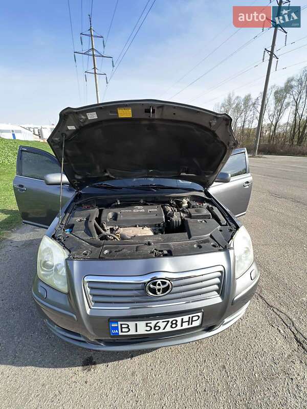 Седан Toyota Avensis 2005 в Полтаве