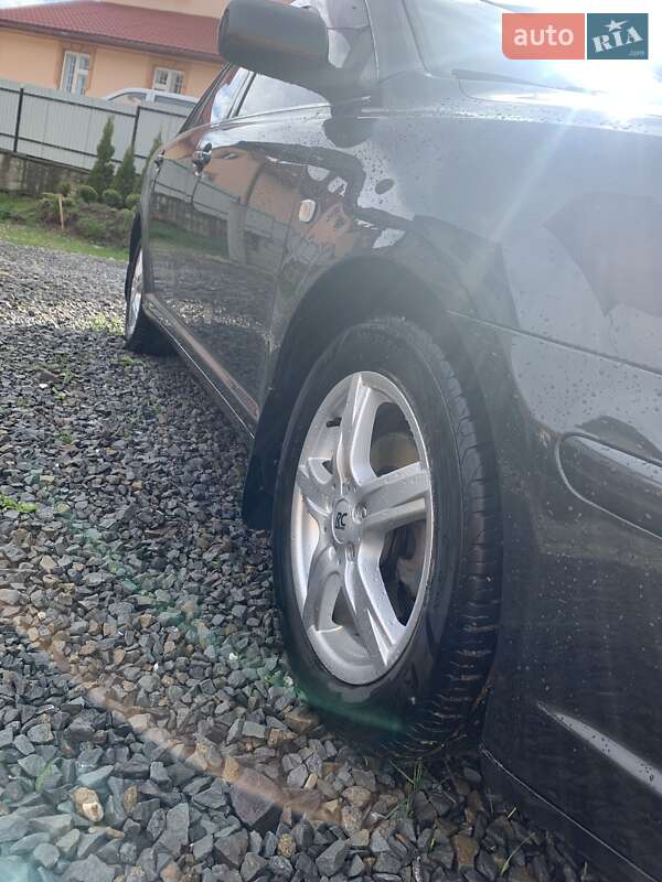 Седан Toyota Avensis 2005 в Самборе