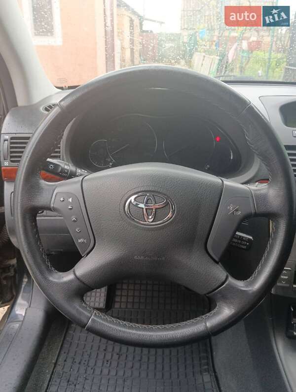 Седан Toyota Avensis 2004 в Никополе