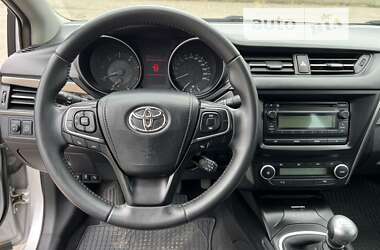 Седан Toyota Avensis 2015 в 
