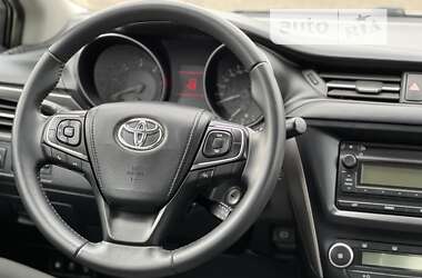 Седан Toyota Avensis 2015 в 