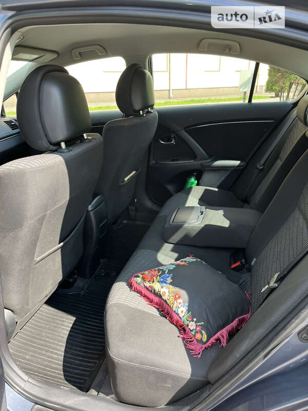 Седан Toyota Avensis 2010 в Кривом Роге