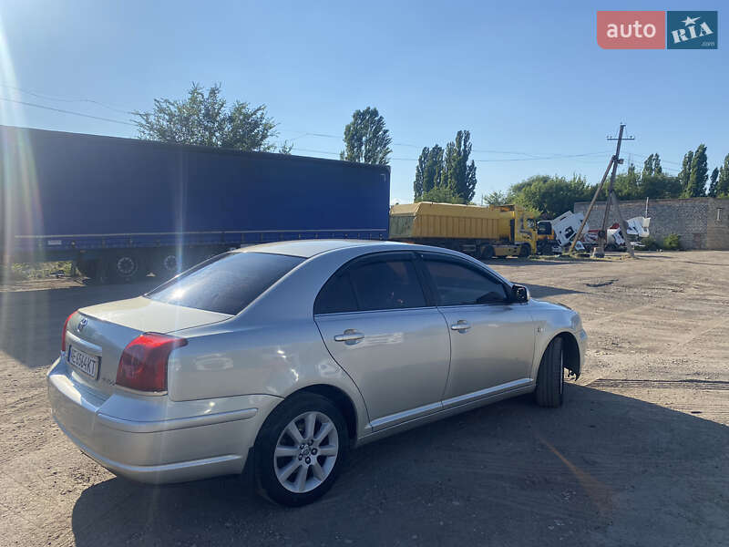 Седан Toyota Avensis 2004 в Кривом Роге