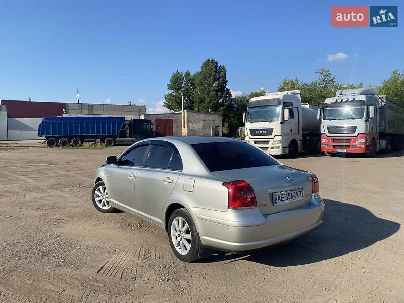 Седан Toyota Avensis 2004 в Кривом Роге