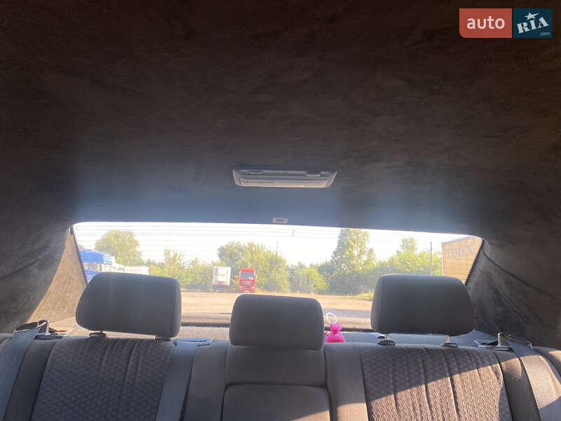 Седан Toyota Avensis 2004 в Кривом Роге