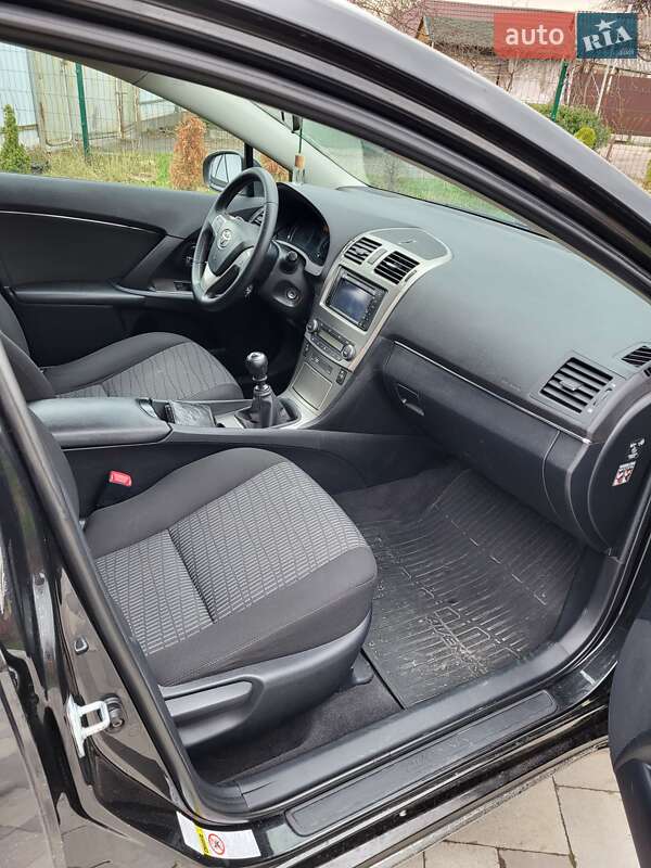 Універсал Toyota Avensis 2011 в Полтаві