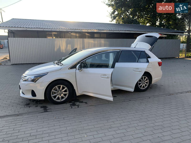 Універсал Toyota Avensis 2014 в Хмільнику
