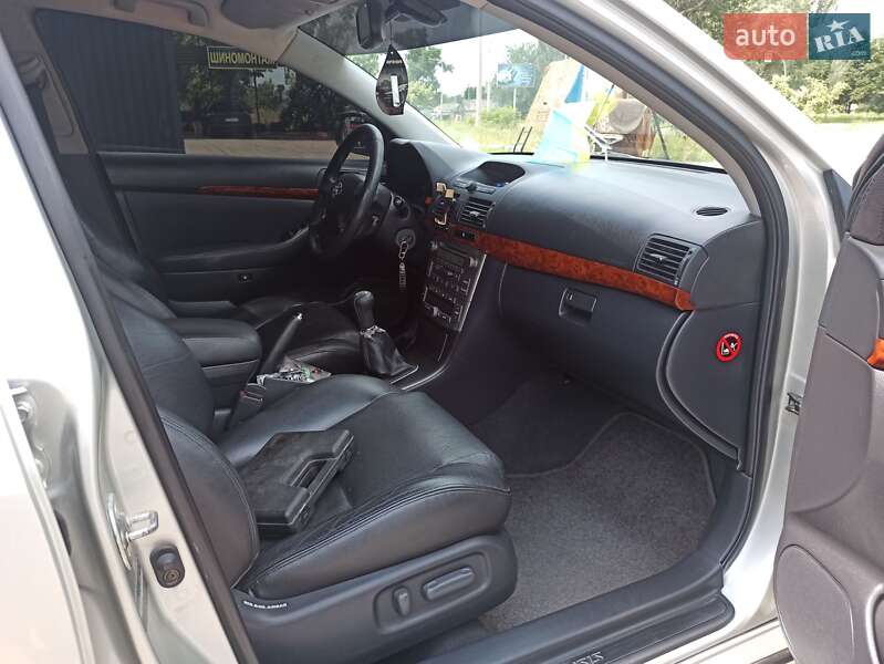 Седан Toyota Avensis 2003 в Павлограде