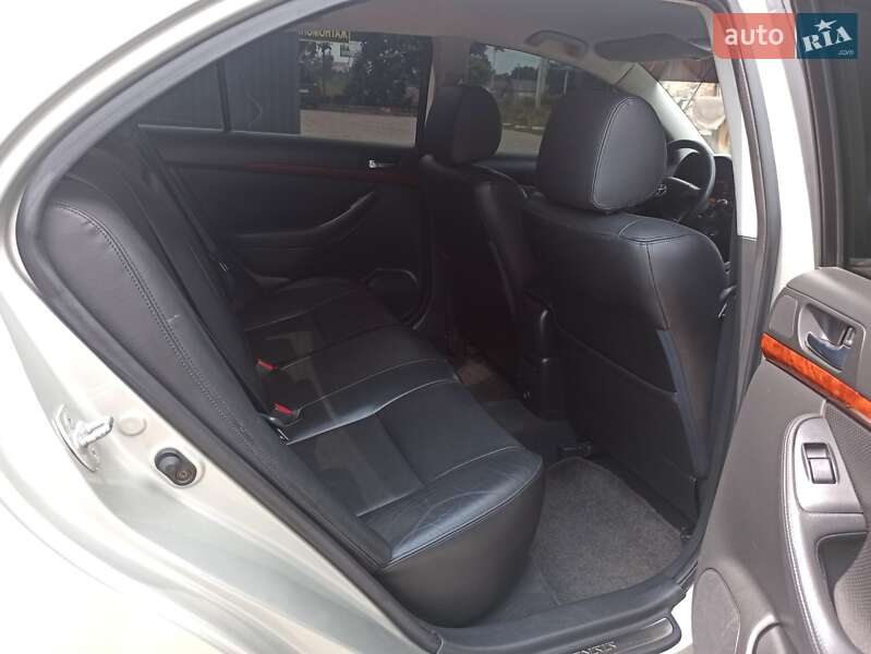 Седан Toyota Avensis 2003 в Павлограде