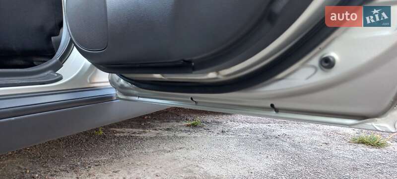 Седан Toyota Avensis 2003 в Чернігові