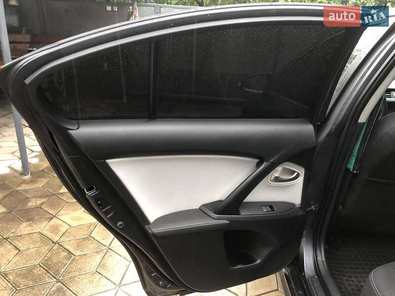 Седан Toyota Avensis 2015 в Лугинах