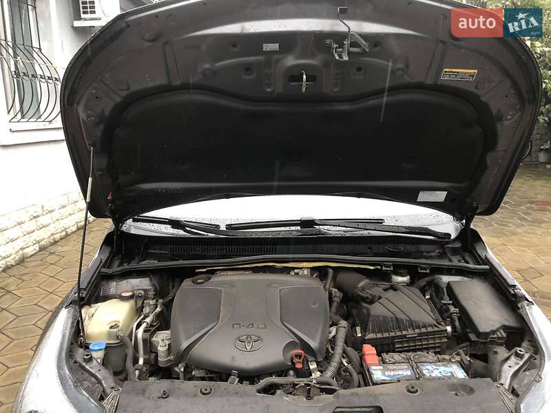 Седан Toyota Avensis 2015 в Лугинах