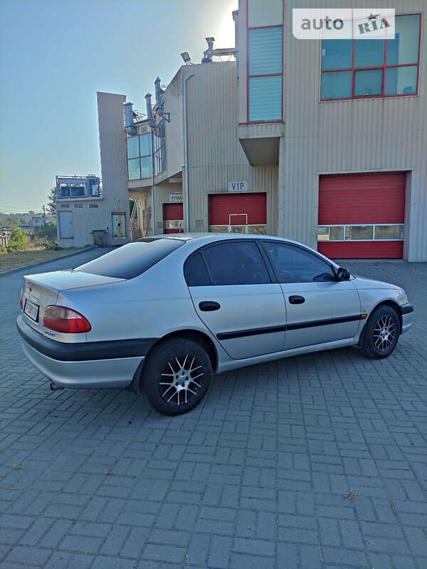 Седан Toyota Avensis 2001 в Запорожье