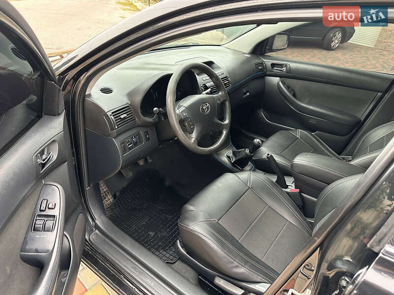 Седан Toyota Avensis 2003 в Одесі