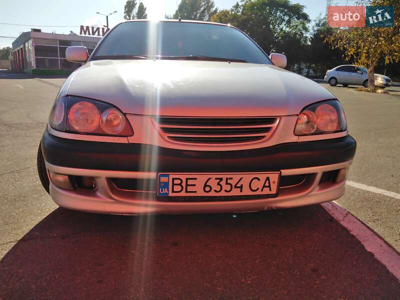 Седан Toyota Avensis 1998 в Одессе