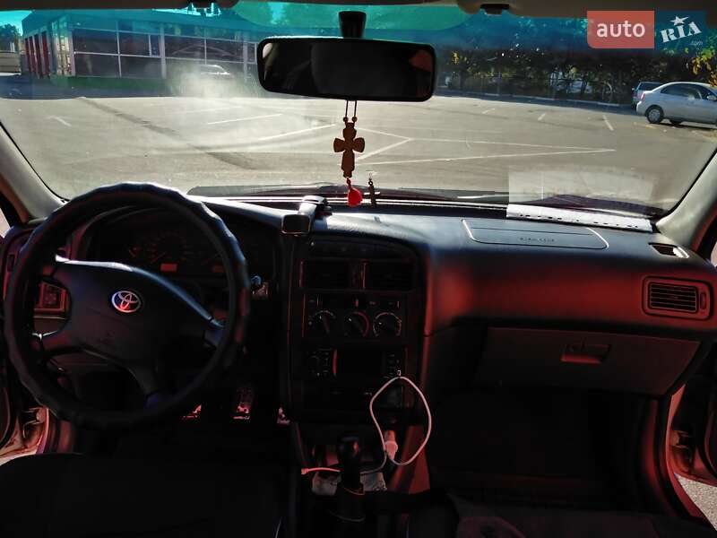 Седан Toyota Avensis 1998 в Одессе
