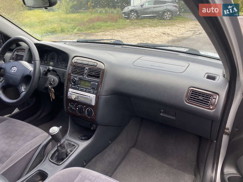 Седан Toyota Avensis 2001 в Львові