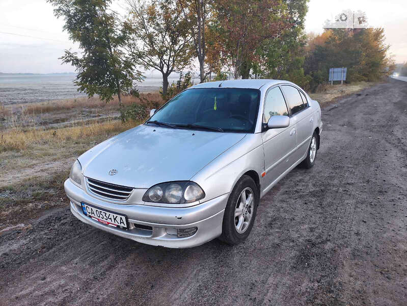 Седан Toyota Avensis 1998 в Тальном