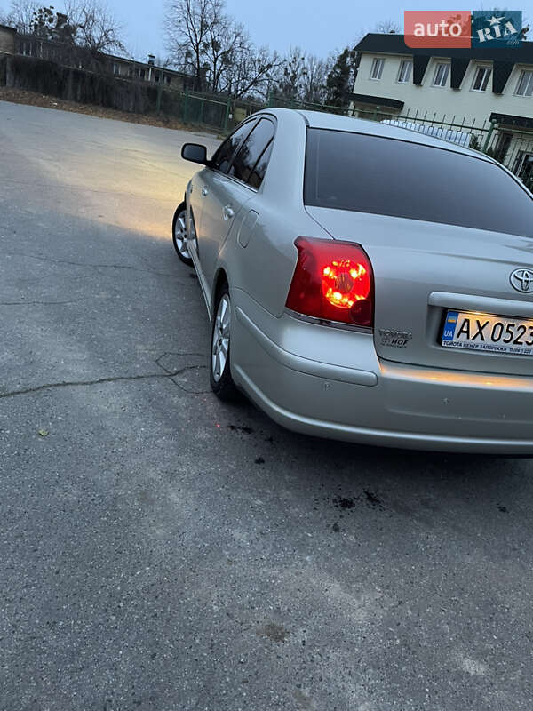 Седан Toyota Avensis 2003 в Павлограде