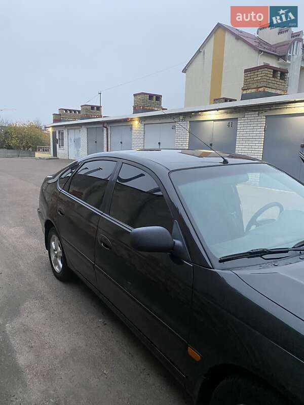 Лифтбек Toyota Avensis 2000 в Львове