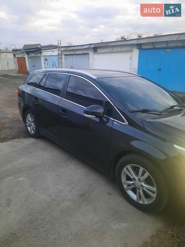 Toyota Avensis 2013