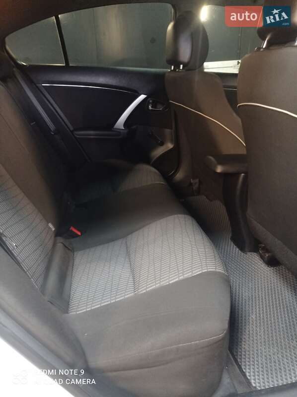 Седан Toyota Avensis 2014 в Львове