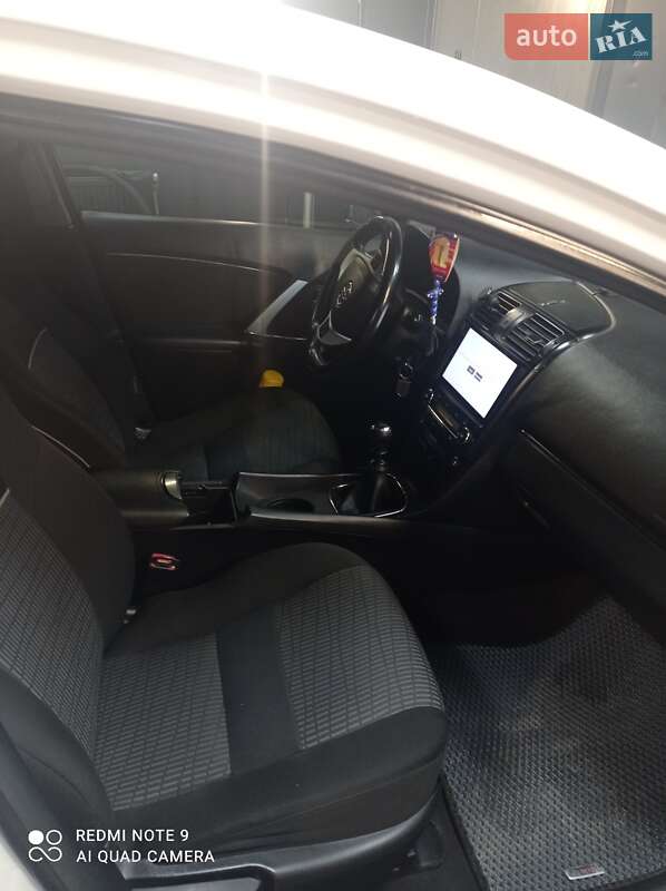 Седан Toyota Avensis 2014 в Львове