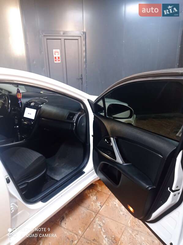 Седан Toyota Avensis 2014 в Львове