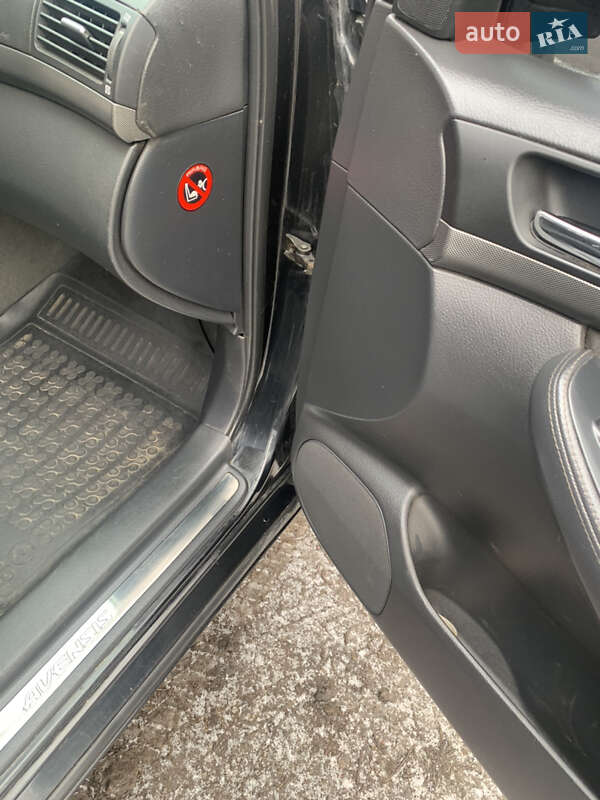 Седан Toyota Avensis 2005 в Умани