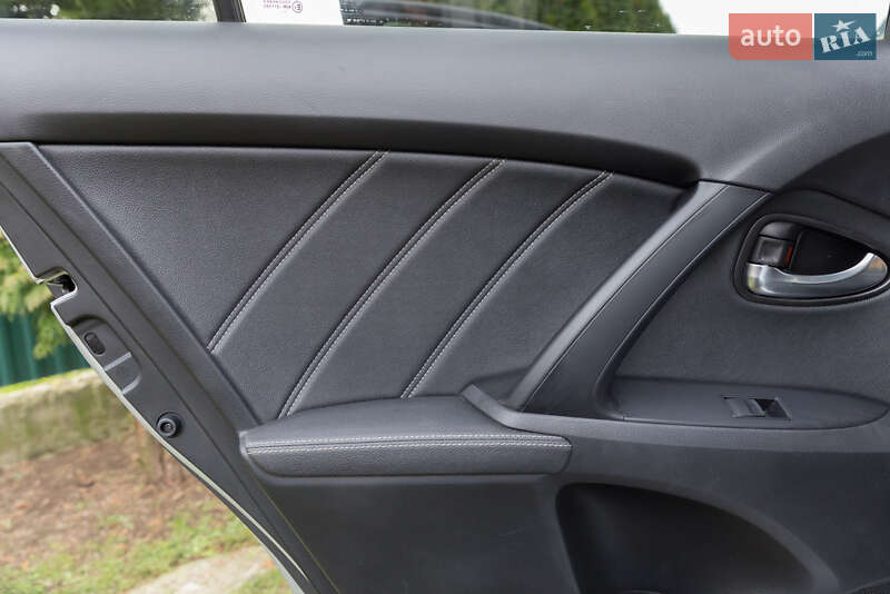 Седан Toyota Avensis 2015 в Дрогобыче