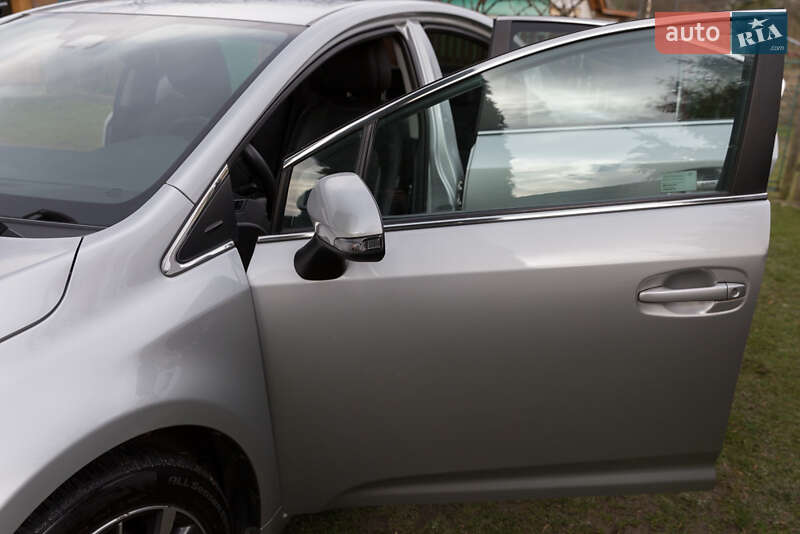 Седан Toyota Avensis 2015 в Дрогобыче