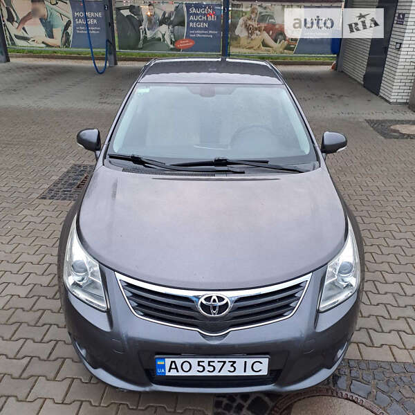 Седан Toyota Avensis 2010 в Львове