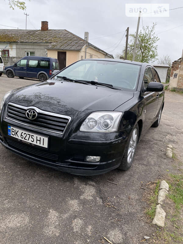 Лифтбек Toyota Avensis 2004 в Остроге