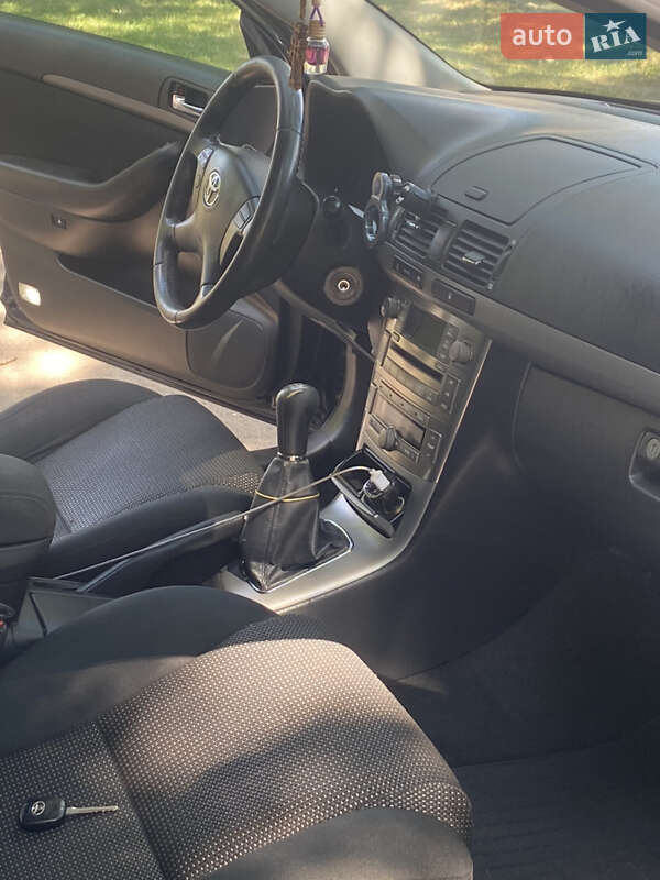 Седан Toyota Avensis 2006 в Карловке