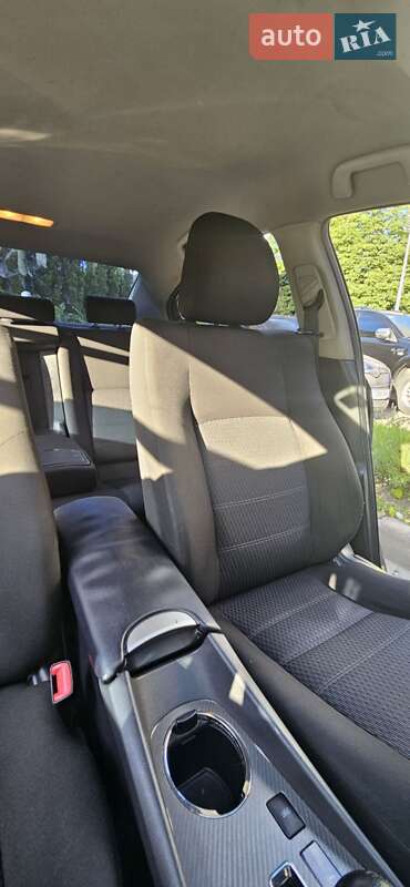 Седан Toyota Avensis 2012 в Харкові