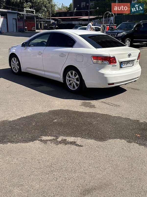 Седан Toyota Avensis 2011 в 