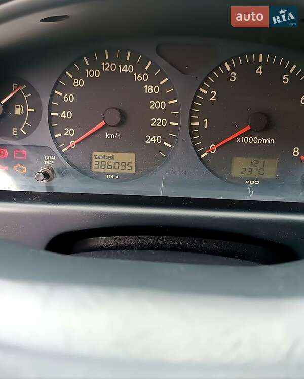 Лифтбек Toyota Avensis 1999 в Измаиле