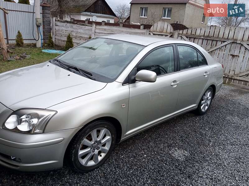 Лифтбек Toyota Avensis 2003 в Остроге