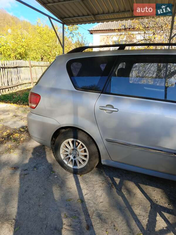 Лифтбек Toyota Avensis 2002 в Лубнах