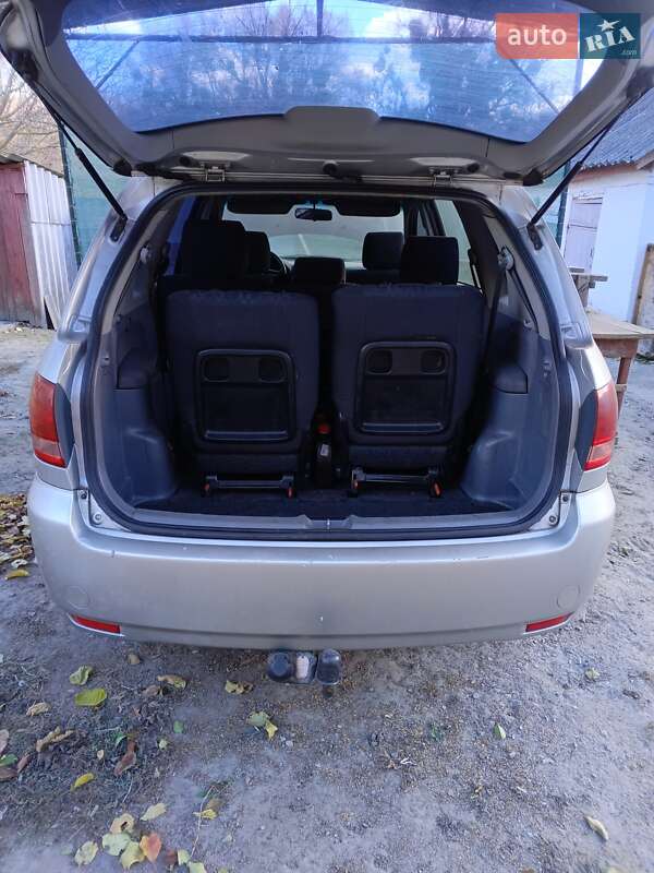 Лифтбек Toyota Avensis 2002 в Лубнах