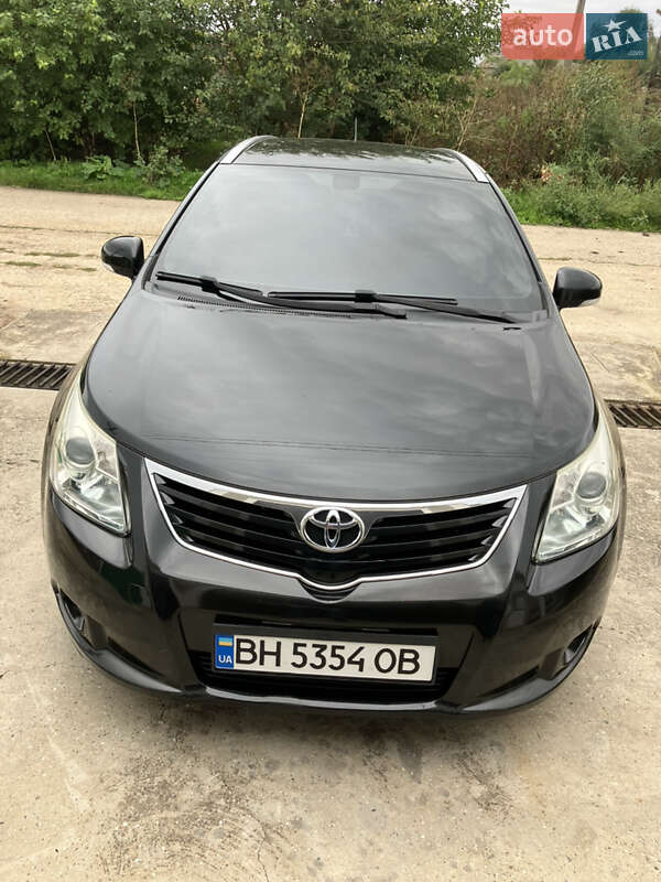 Универсал Toyota Avensis 2010 в Сарате